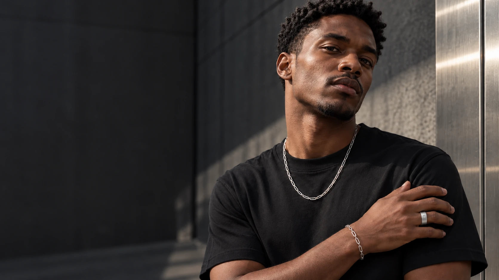 Model mit Clip Chain, Clip Bracelet und Four Ring vor urbaner Architektur